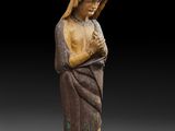 une statue en bois représentant une femme tenant un enfant