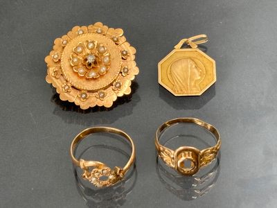 trois bagues en or et une bague surmontée d'un médaillon