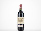 une bouteille de vin rouge posée sur une table