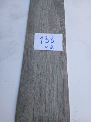 un gros plan sur un morceau de bois sur lequel est accrochée une étiquette de prix