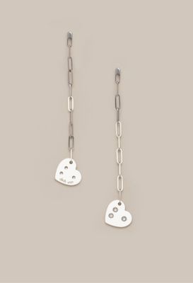 une paire de boucles d'oreilles ornées de pendentifs en forme de cœur