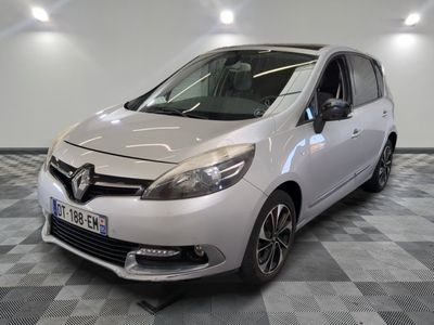 la voiture blanche est garée dans le garage sur le sol en damier