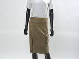 mannequin féminin portant un t-shirt blanc et une jupe beige