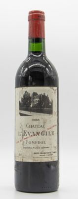 une bouteille de vin posée sur une table