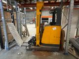 un chariot élévateur qui se trouve dans un entrepôt