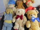 de nombreux ours en peluche assis ensemble sur une table