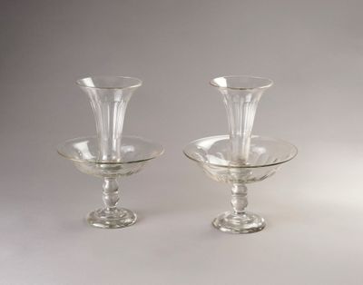 deux vases en verre transparent posés sur une table