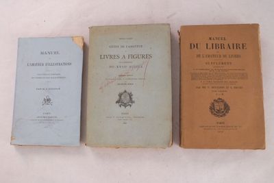 trois livres posés sur une table blanche, l'un à côté de l'autre