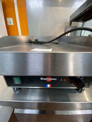 VENTE SUR DESIGNATION - LOT 11 - Une plancha électrique KRAMPOUZ (long - Photo 1