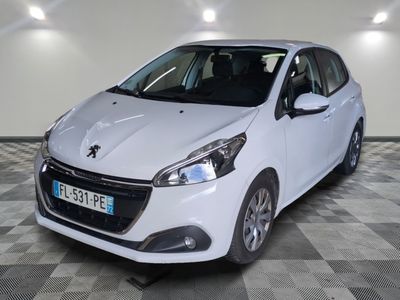 la voiture blanche est garée sur un sol en damier dans le garage