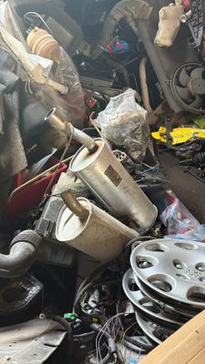 un tas de vieilleries à l'arrière d'un camion