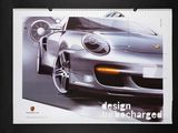un calendrier sur lequel figure la photo d'une voiture de sport