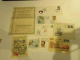 beaucoup de timbres et de cartes postales sur la table