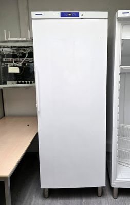 deux réfrigérateurs blancs placés l'un à côté de l'autre dans une pièce