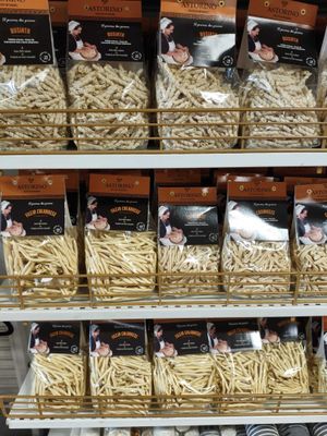 il y a beaucoup de pâtes dans les rayons du magasin