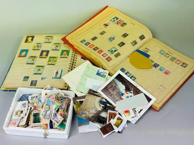 beaucoup de timbres dans une boîte posée sur la table