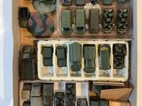 une boîte contenant de nombreux objets militaires de toutes sortes