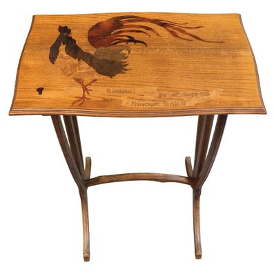 une image représentant une table sur laquelle se trouve un coq