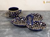 trois tasses et soucoupes posées sur une table