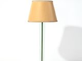 une lampe posée sur une table et munie d'un abat-jour
