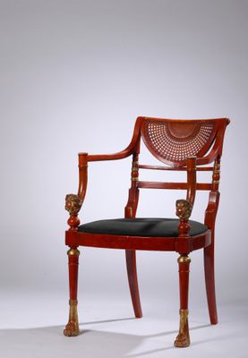 une image représentant une chaise rouge sur laquelle est posé un coussin noir