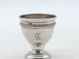 une coupe ancienne en argent, ornée d'un monogramme sur le côté