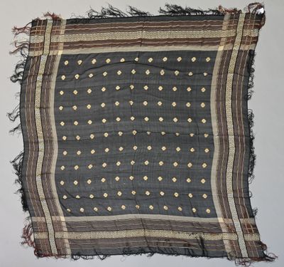 un morceau de tissu orné de petits carrés et de franges