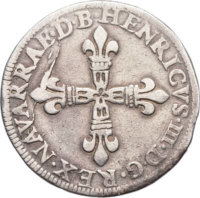 Gros plan sur une pièce d'argent portant une croix