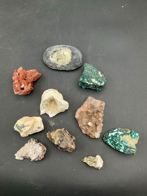 Boîte de 10 minéraux dont Améthyste, Géode, Chrysocolle, Qua…