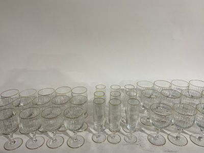 Service de verres en cristal taillé, et liseret doré,
