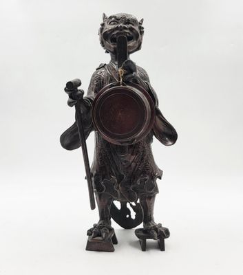 figurine chinoise en bronze représentant un singe tenant un bol et un bâton