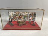 une vitrine contenant une maquette représentant une scène de guerre