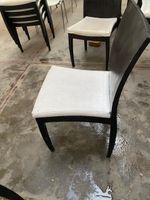 Lot de 4 chaises contemporaines, à structure en bois de coul… (photo 3)