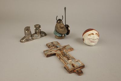 beaucoup de petits objets posés sur la table