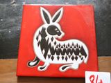 une boîte rouge sur laquelle figure une image en noir et blanc d'un lapin