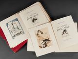plusieurs livres sont empilés sur une table