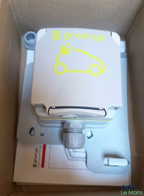 une boîte blanche avec un autocollant jaune à l'intérieur