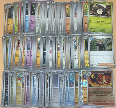 beaucoup de cartes sur la table