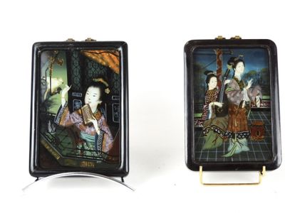 paire de plaques en porcelaine peinte chinoise représentant une femme et un homme
