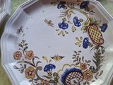 trois assiettes posées sur une table