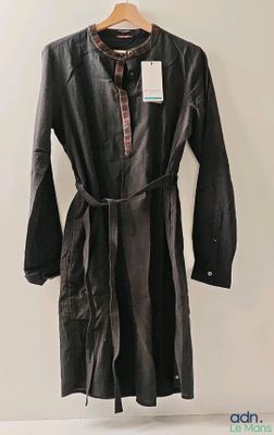 une photo d'une robe-chemise noire suspendue à un cintre