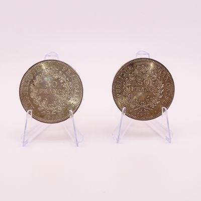 deux pièces d'argent posées l'une sur l'autre sur une surface blanche