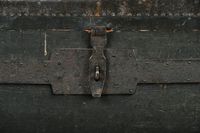 COFFRE en bois noirci à armature de fer, le couvercle bombé. (photo 3)