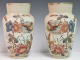 deux vases ornés de fleurs et d'oiseaux