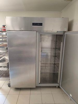 un réfrigérateur vide au milieu d'une cuisine