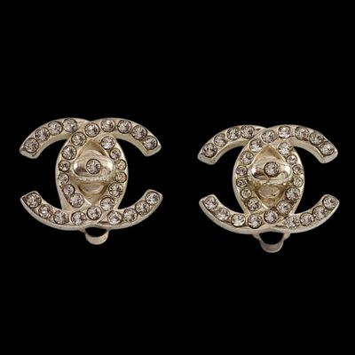 une paire de boucles d'oreilles Chanel serties de diamants