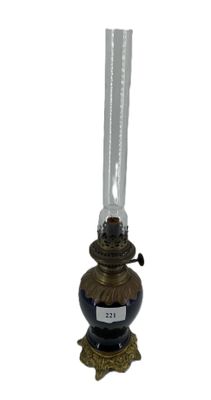 Lampe à pétrole, corps en faïence bleue, monture en métal do…