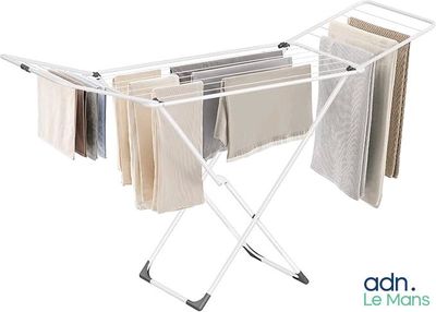une photo d'un étendoir à linge sur lequel sont suspendus des vêtements