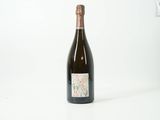 la bouteille de vin est posée sur une surface blanche