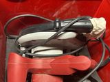 une boîte rouge contenant tout un tas de fils